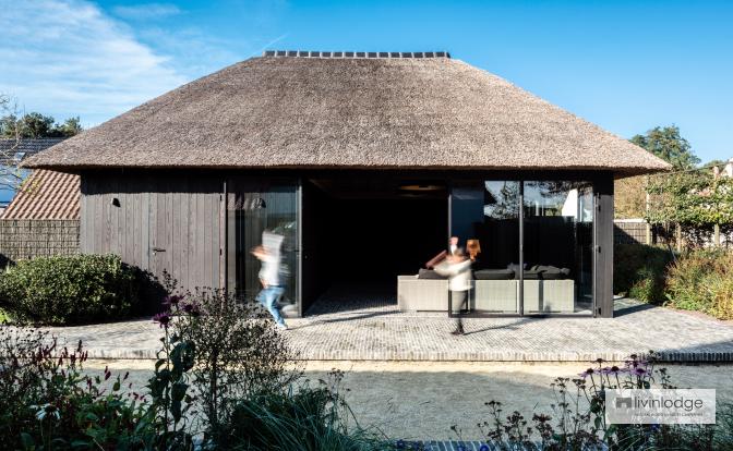 Pool house avec bardage en frêne thermo-chauffé, Le Coq Pool house avec bardage en frêne thermo-chauffé, Le Coq