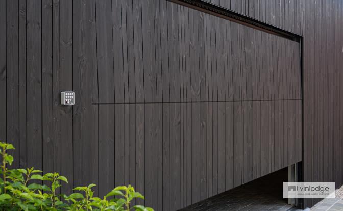Porte sectionnelle élégamment intégrée dans la façade Porte sectionnelle élégamment intégrée dans la façade