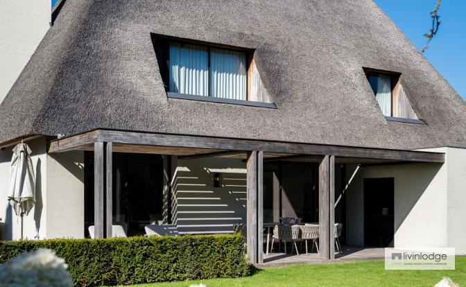 Une combinaison harmonieuse de bois de frêne gris, de toit de chaume et de murs blancs