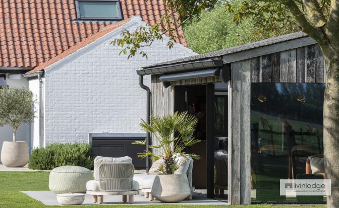 Terrasse avec espace lounge attenant au studio de jardin en bois à Damme