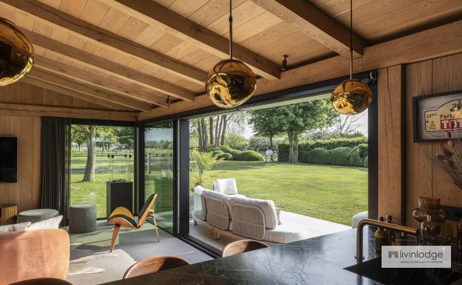 Intérieur avec voliges apparentes et poutres en chêne massif dans un studio de jardin moderne Intérieur avec voliges apparentes et poutres en chêne massif dans un studio de jardin moderne