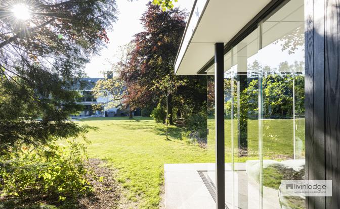 Studio de jardin moderne doté de fenêtre coulissantes
