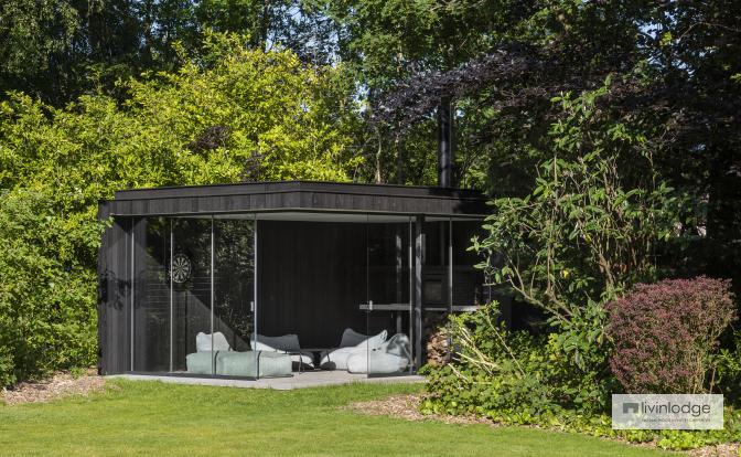 Studio de jardin en bois aménagé en « man cave »