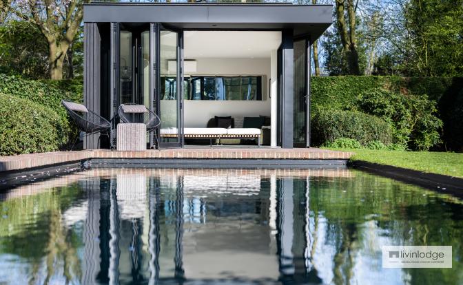 Pool house moderne avec grandes baies vitrées et matériaux noirs durables