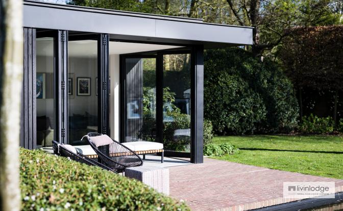 L’aluminium noir et le frêne thermo-traité huilé noir en parfaite harmonie