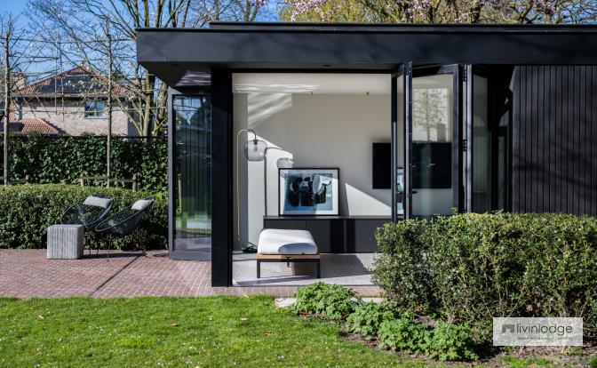 Pool house noir au look contemporain
