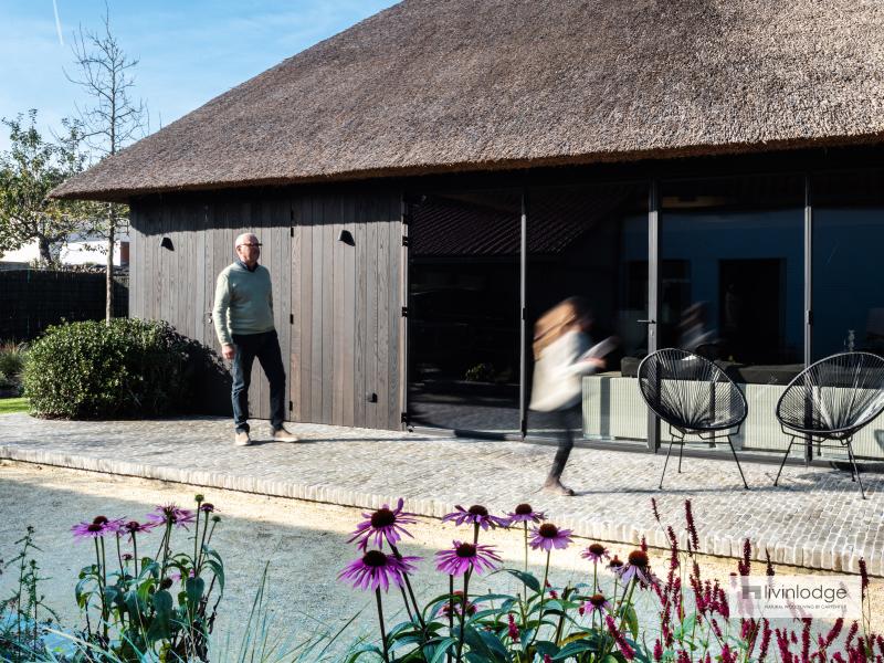Poolhouse met thermisch essen gevelbekleding De Haan | Livinlodge Poolhouse met thermisch essen gevelbekleding De Haan | Livinlodge
