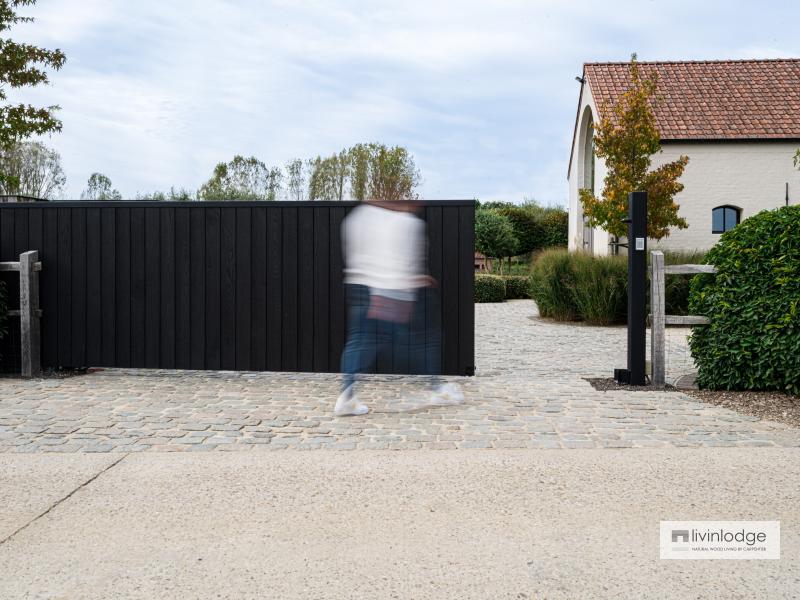 Élégant portail coulissant personnalisé en bois noir