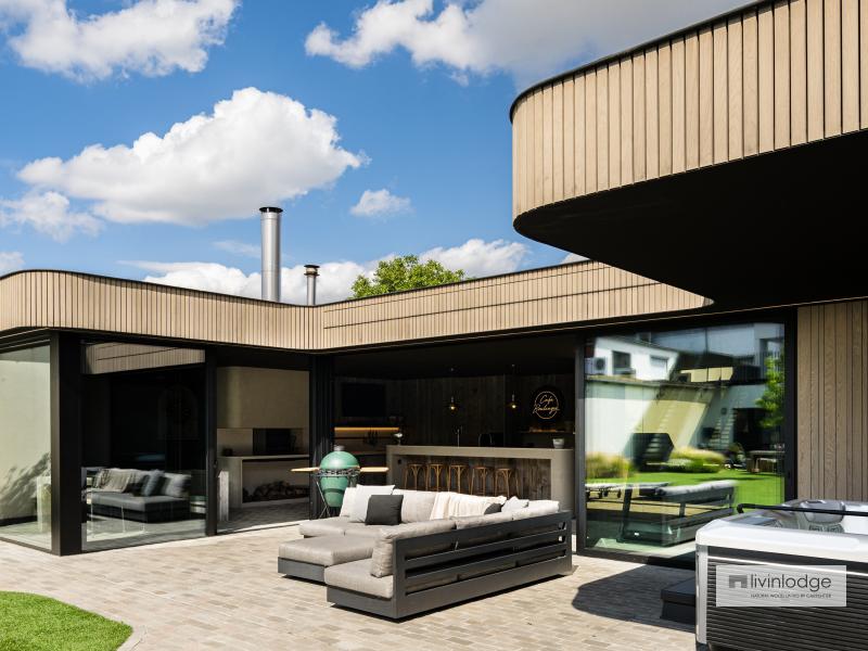 Poolhouse moderne avec baies vitrées et rebord de toit en bois Poolhouse moderne avec baies vitrées et rebord de toit en bois