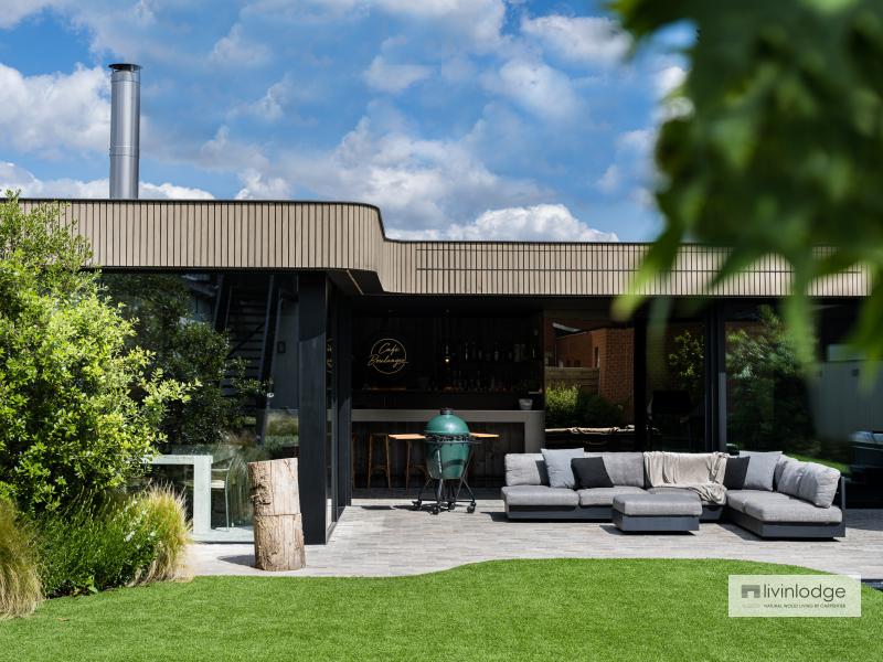 Poolhouse aux lignes épurées avec rebord de toit courbe Poolhouse aux lignes épurées avec rebord de toit courbe