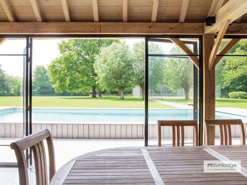 Eiken poolhouse met rieten dak te Grimbergen Eiken poolhouse met rieten dak te Grimbergen