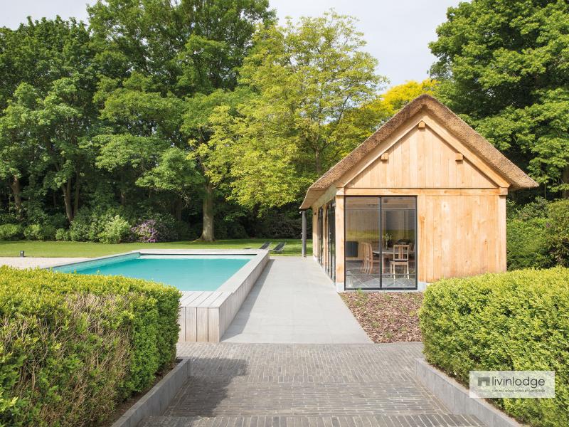 Eiken poolhouse met rieten dak te Grimbergen Eiken poolhouse met rieten dak te Grimbergen
