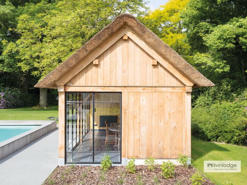 Eiken poolhouse met rieten dak te Grimbergen Eiken poolhouse met rieten dak te Grimbergen