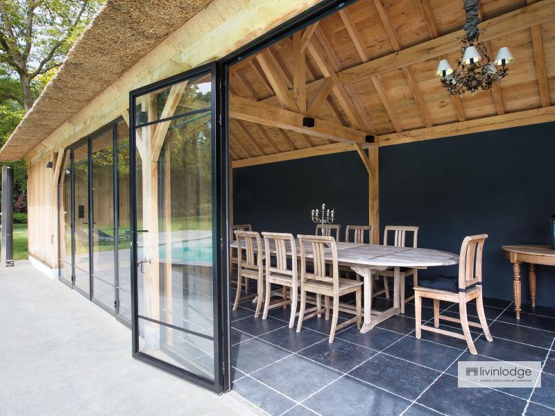 Eiken poolhouse met rieten dak te Grimbergen Eiken poolhouse met rieten dak te Grimbergen