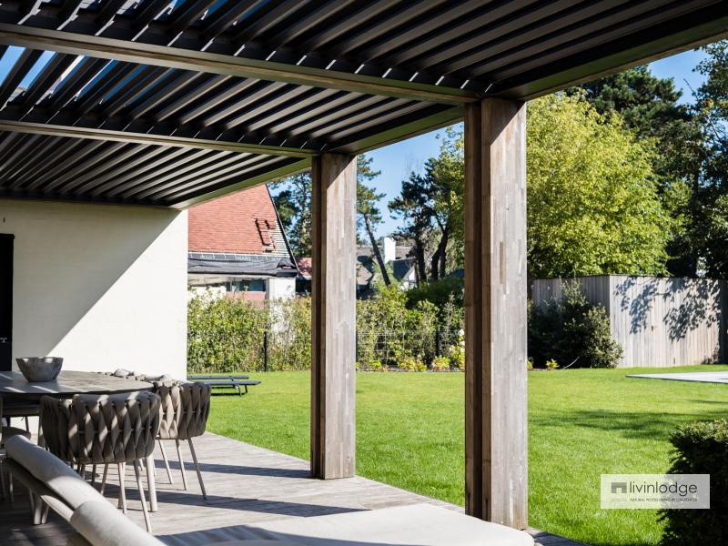 Pergola bioclimatique faisant office de protection solaire en bois