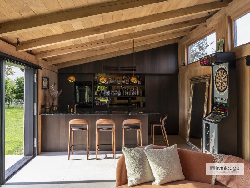 Salon moderne avec bar dans une dépendance en bois réalisée sur mesure Salon moderne avec bar dans une dépendance en bois réalisée sur mesure