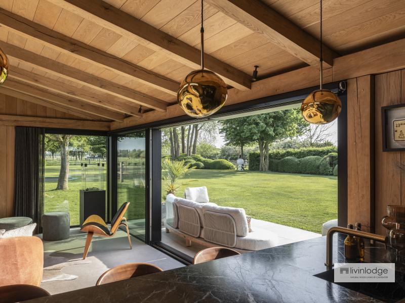 Intérieur avec voliges apparentes et poutres en chêne massif dans un studio de jardin moderne Intérieur avec voliges apparentes et poutres en chêne massif dans un studio de jardin moderne