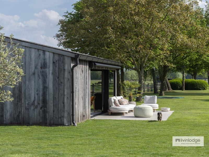 Studio de jardin de luxe en barnwood avec vue sur les polders verdoyants de Damme Studio de jardin de luxe en barnwood avec vue sur les polders verdoyants de Damme