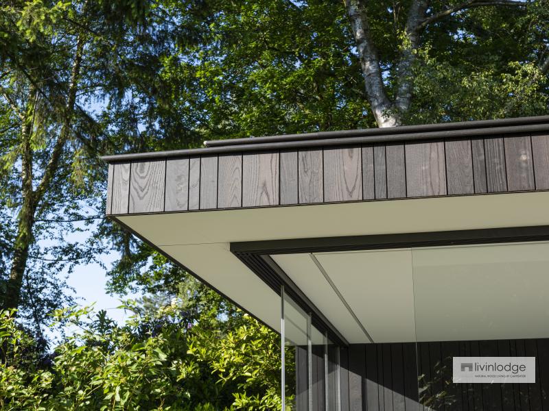 Moderne tuinkamer in thermisch essen met zwarte afwerking