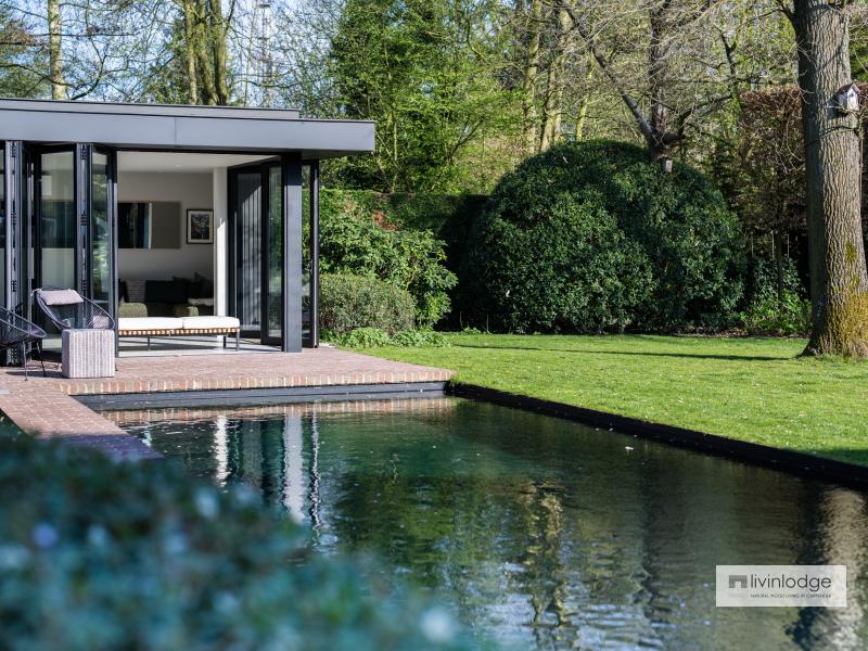 Pool house moderne comme oasis de calme au bord de la piscine