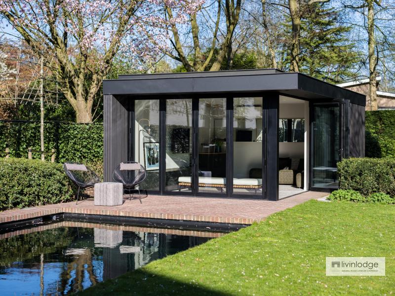 Pool house moderne avec larges ouvertures vitrées