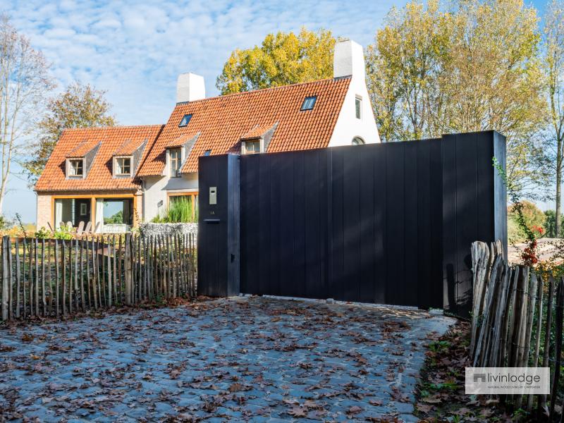 Eiken poort in gebrand hout Eiken poort in gebrand hout