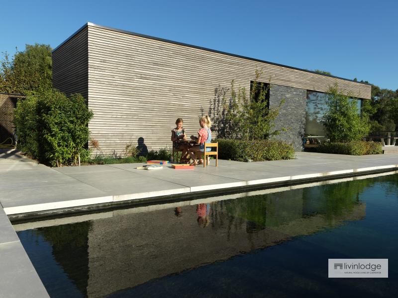 Polyvalente houten poolhouse met tuinberging te Waregem | Houten bijgebouwen op maat Polyvalente houten poolhouse met tuinberging te Waregem | Houten bijgebouwen op maat