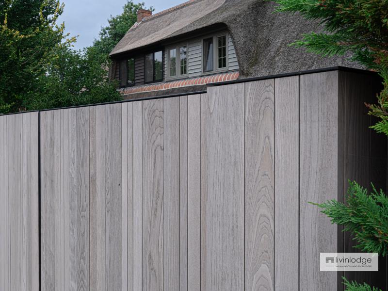 Portail moderne en bois pour une maison traditionnelle au toit de chaume