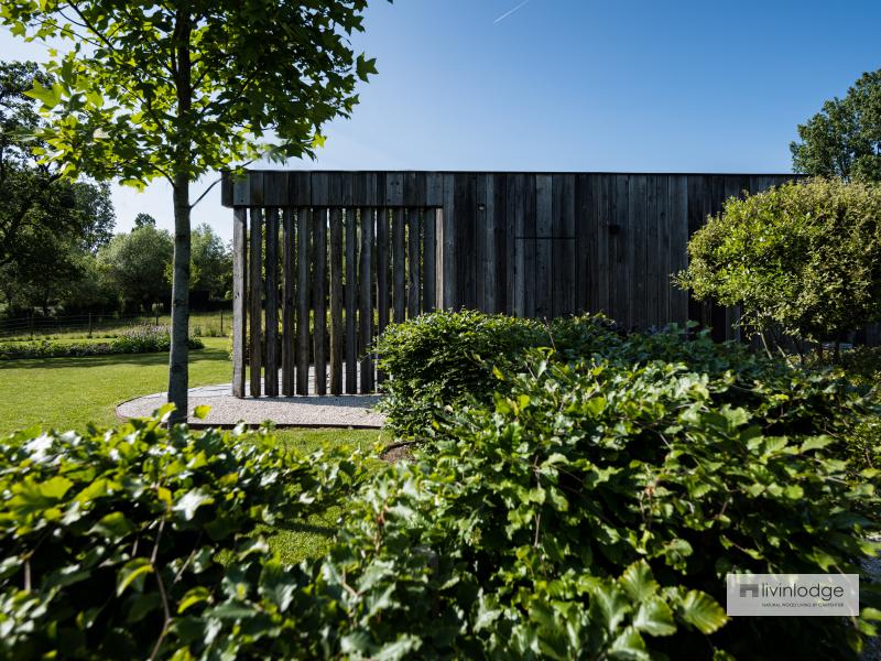 La dépendance revêtue de bois de grange s'intègre parfaitement dans l'environnement naturel