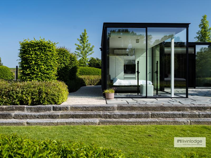 Maison d’hôtes dans une dépendance en bois avec de grandes fenêtres