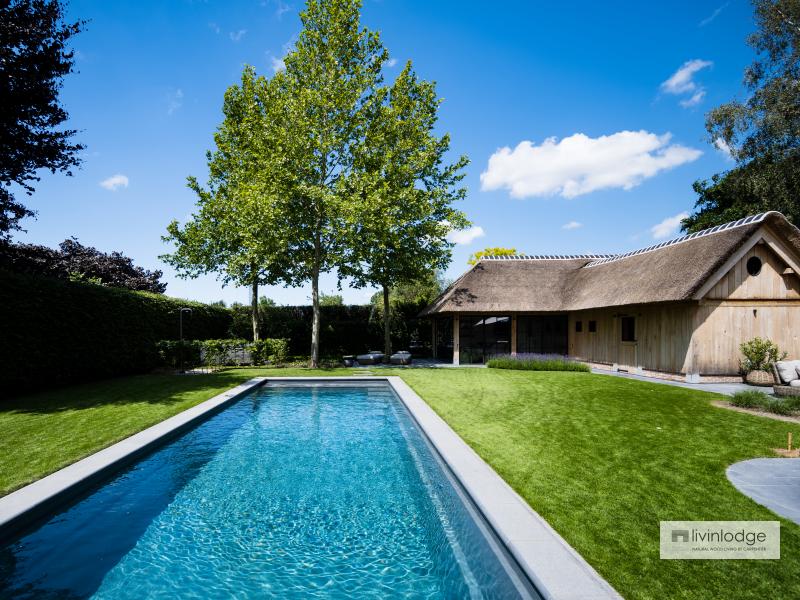 Eiken poolhouse met rieten dak en stalen ramen voor moderne toets Eiken poolhouse met rieten dak en stalen ramen voor moderne toets