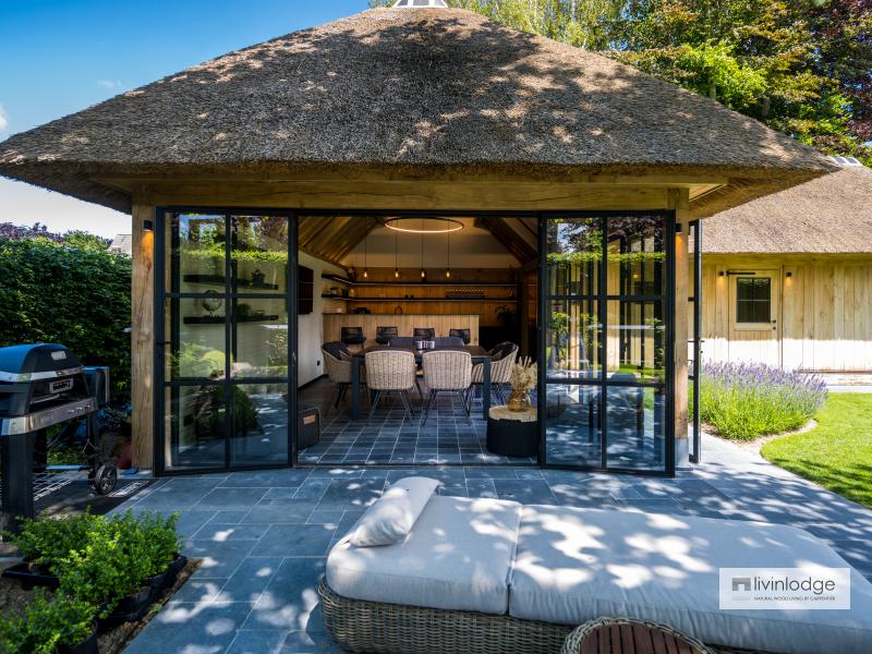 Klassieke eiken poolhouse met moderne toets Klassieke eiken poolhouse met moderne toets