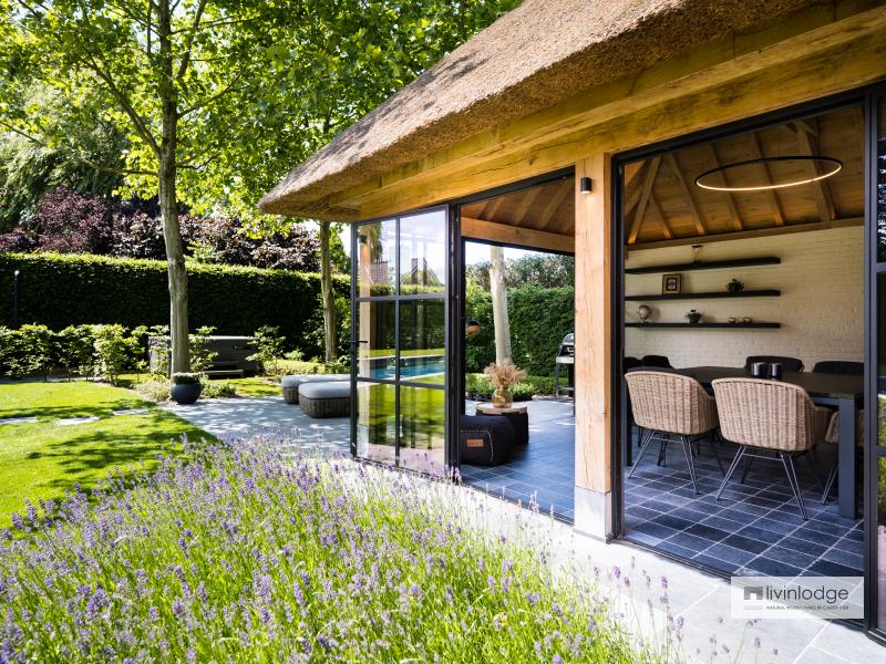 Eiken poolhouse met stalen ramen Eiken poolhouse met stalen ramen