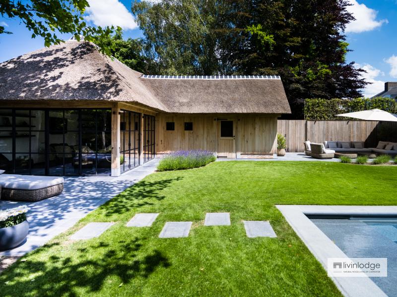 Eiken poolhouse met rieten dak en stalen ramen voor moderne toets Eiken poolhouse met rieten dak en stalen ramen voor moderne toets