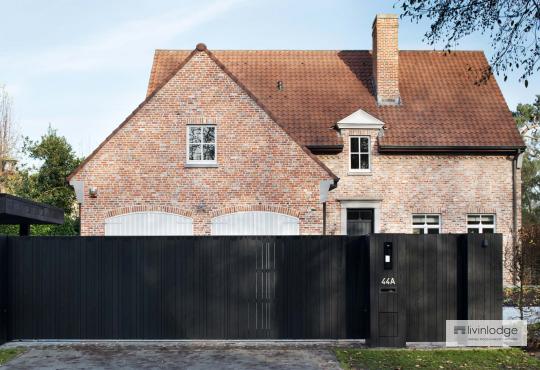 Portail coulissant moderne en frêne thermo-traité huilé noir