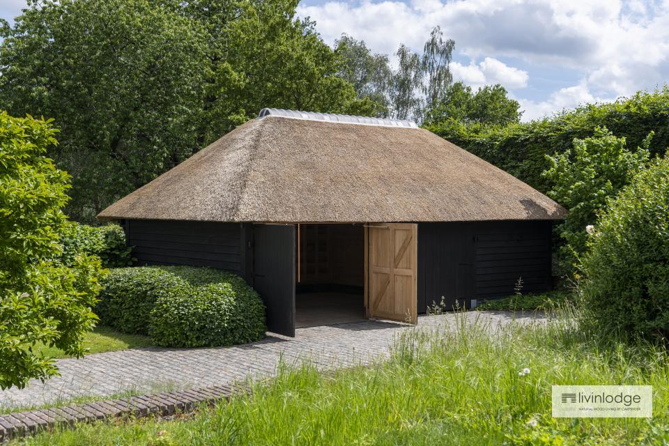 Annexe en chêne avec toit de chaume et finition noire