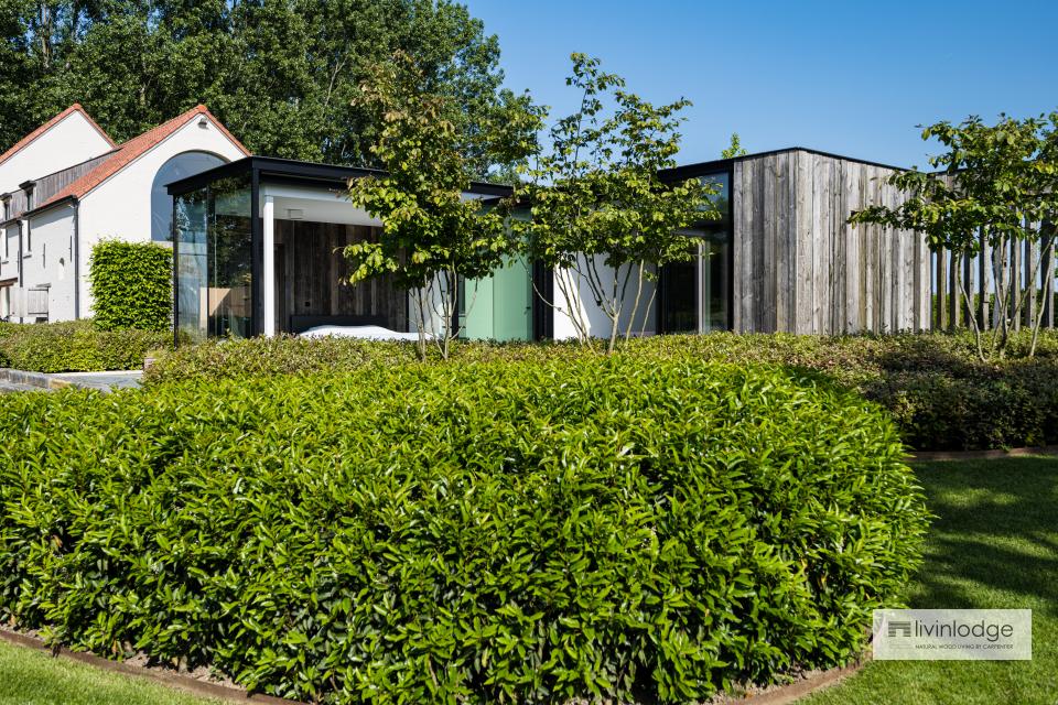 Dépendance en bois moderne avec bardage en bois de grange