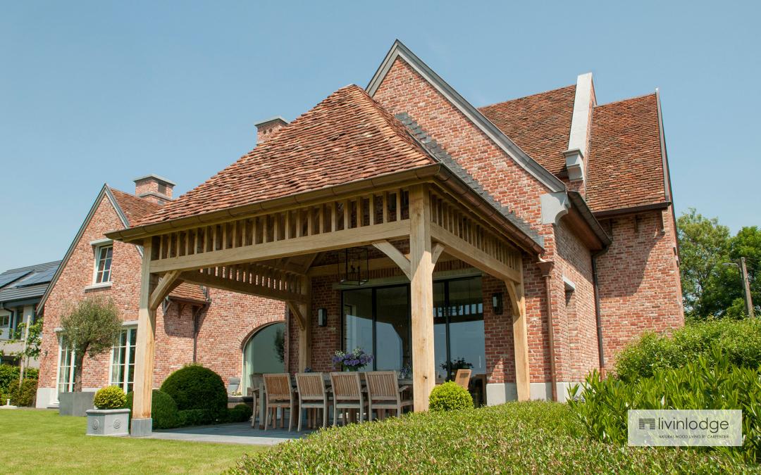 Terrasse couverte en chêne accolée à la maison